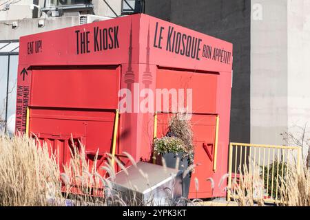 Das Kiosk Restaurant Schild am CN Tower am Bremner Boulevard in der Innenstadt von Toronto, Ontario, Kanada Stockfoto