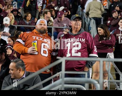 College Station, Texas, USA. November 2024 30. Ein Texas- und ein Texas A&M-Fan steht und spricht, während er am 30. November 2024 in College Station, Texas, das College Football-Rivalität zwischen den Texas A&M Aggies und den Texas Longhorns beobachtet. Texas gewann mit 17:7. (Kreditbild: © Scott Coleman/ZUMA Press Wire) NUR REDAKTIONELLE VERWENDUNG! Nicht für kommerzielle ZWECKE! Quelle: ZUMA Press, Inc./Alamy Live News Stockfoto