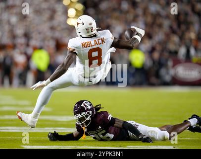 College Station, Texas, USA. November 2024 30. Texas Tight End Amari Niblack (8) wird von Texas A&M Defensive Back will Lee III (26) während der ersten Hälfte des College Football-Spiels zwischen den Texas A&M Aggies und den Texas Longhorns am 30. November 2024 in College Station, Texas, angegriffen. Texas gewann mit 17:7. (Kreditbild: © Scott Coleman/ZUMA Press Wire) NUR REDAKTIONELLE VERWENDUNG! Nicht für kommerzielle ZWECKE! Quelle: ZUMA Press, Inc./Alamy Live News Stockfoto