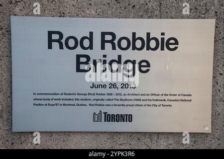 Schild Rod Robbie Bridge am Rogers Centre am Blue Jays Way in der Innenstadt von Toronto, Ontario, Kanada Stockfoto