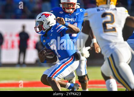 30. November 2024: Der SMU Mustangs Quarterback Kevin Jennings spielt im ersten Quartal eines College-Footballspiels gegen die Cal Golden Bears im Gerald J. Ford Stadium in Dallas, Texas. Austin McAfee/CSM Stockfoto