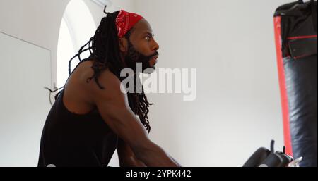 Seitenansicht männlicher Boxer, die im Fitnessstudio trainieren Stockfoto