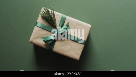 Elegantes Geschenk in braunem Papier, mit Kopierraum Stockfoto