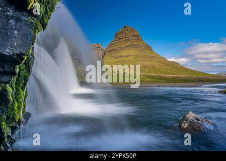 Ein atemberaubender Blick auf den Kirkjufell Berg in Island, gefangen in der Nähe des Kirkjufellsfoss Wasserfalls. Die Langbelichtungstechnik erzeugt einen milchigen Fluss von wa Stockfoto