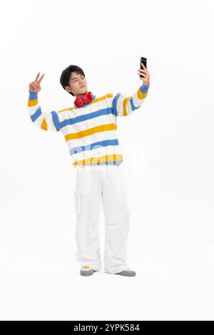 Ein junger asiatischer Mann mit roten Kopfhörern Stockfoto