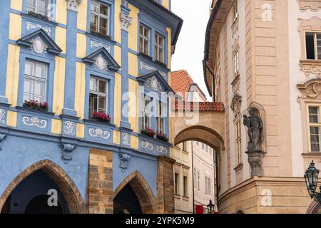 Farbenfrohe Häuser mit bogenförmiger Steinbrücke zwischen mittelalterlichen Gebäuden, Prag, Tschechien Stockfoto