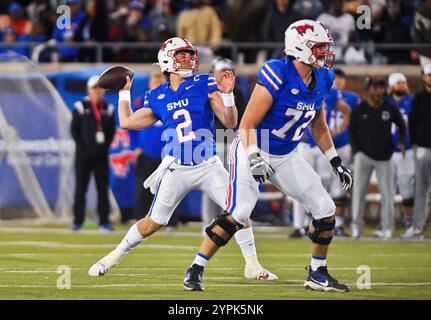 30. November 2024: SMU Mustangs Quarterback Preston Stone bereitet sich darauf vor, während des vierten Viertels eines College-Footballspiels gegen die Cal Golden Bears im Gerald J. Ford Stadium in Dallas, Texas, einen Pass zu werfen. Austin McAfee/CSM Stockfoto