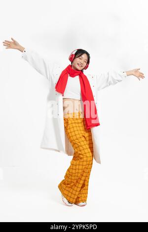 Frau mit Windbreaker und Kopfhörern Stockfoto