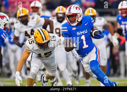 30. November 2024: SMU Mustangs Running Back Brashard Smith läuft im dritten Viertel eines College-Fußballspiels im Gerald J. Ford Stadium in Dallas, Texas, an einem Cal Golden Bears vorbei. Austin McAfee/CSM Stockfoto