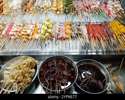 LOK-lok ist ein Gericht, das aus verschiedenen Speisen im Dampfschiffstil besteht, einschließlich Fleisch und Gemüse, die auf einem Spieß in mobiler Form serviert werden. Es ist eine St Stockfoto