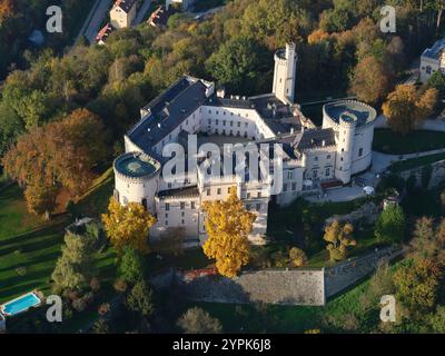 LUFTAUFNAHME. Schloss Wolfsberg im Herbst. Wolfsberg, Kärnten, Österreich. Stockfoto