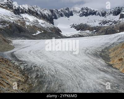 Rhone-Gletscher im Fall aus erhöhter Position gesehen. Obergoms, Kanton Wallis, Schweiz. Stockfoto