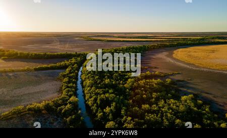 Ein atemberaubender Blick aus der Luft zeigt eine üppige Flusslandschaft zur Zeit des Sonnenuntergangs Stockfoto