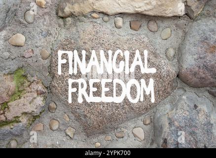 Symbol für finanzielle Freiheit. Steinmauer mit den Worten finanzielle Freiheit. Wunderschöner Steinhintergrund. Business and Financial Freedom-Konzept. Kopierbereich. Stockfoto