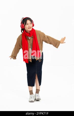 Ein junges asiatisches Mädchen mit Kopfhörern Stockfoto