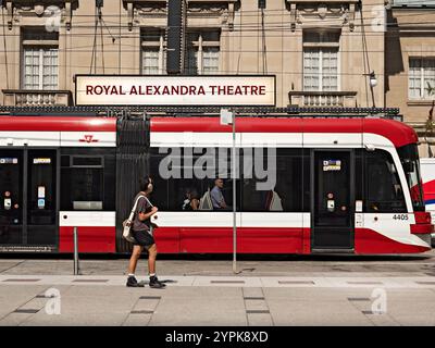 Toronto Canada / Eine moderne Straßenbahn der Toronto Transport Commission auf der King Street West in der Innenstadt von Toronto. Stockfoto