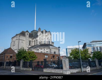 St. Anne Cathedral in Belfast, Nordirland. Es verfügt über einen großen bogenförmigen Eingang, detaillierte Steinschnitzereien und große Fenster Stockfoto