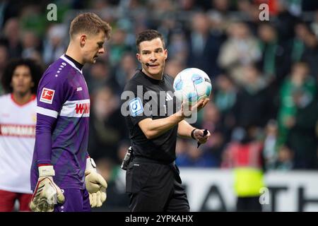 Torwart Alexander NUEBEL Nübel S und Schiedsrichter Harm OSMERS Fussball 1. Bundesliga, 12. Spieltag, SV Werder Bremen HB - VfB Stuttgart S 2-2 am 09.11.2024 in Bremen/Deutschland. DFL-Vorschriften verbieten die Verwendung von Fotografien als Bildsequenzen und/oder Quasi-Video *** Torhüter Alexander NUEBEL Nübel S und Schiedsrichter Harm OSMERS Fußball 1 Bundesliga, Spieltag 12, SV Werder Bremen HB VfB Stuttgart S 2 2 am 09 11 2024 in Bremen Deutschland die DFL-Vorschriften verbieten die Verwendung von Fotografien als Bildsequenzen und/oder Quasi-Video Stockfoto