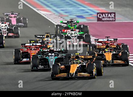 Lusail, Katar. November 2024 30. Die Fahrer treten am 30. November 2024 beim Sprint-Rennen des Großen Preises von Katar auf dem Lusail International Circuit in Lusail, Katar, an. Quelle: Nikku/Xinhua/Alamy Live News Stockfoto