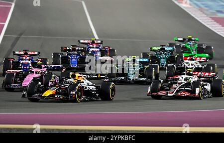 Lusail, Katar. November 2024 30. Die Fahrer treten am 30. November 2024 beim Sprint-Rennen des Großen Preises von Katar auf dem Lusail International Circuit in Lusail, Katar, an. Quelle: Nikku/Xinhua/Alamy Live News Stockfoto