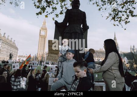 London, England, Großbritannien. November 2024 30. Anhänger kommen zusammen, um Gerechtigkeit für Michael McDonagh zu fordern, einen 53-jährigen Vater von sechs Kindern, der im August 2022 nach einer Auseinandersetzung in einem Ferienpark in Camber Sands starb. Trotz umfangreicher Ermittlungen, einschließlich mehrfacher Festnahmen und Beweisaufnahme, lehnte der Crown Prosecution Service (CPS) es ab, wegen unzureichender Beweise Anklage zu erheben. Diese Entscheidung hat McDonaghs Familie verwüstet und eine Überprüfung gefordert. Die Demonstranten hoffen, dass die bevorstehende Untersuchung des Gerichtsmediziners Klarheit und Rechenschaftspflicht in diesem Fall bringen wird. (Bild: © Joao Danie Stockfoto