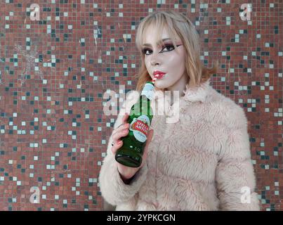 Die junge Frau trinkt stella artois Lagerbier aus der Flasche durch das Trinkhalm des Komitats zala ungarn Stockfoto