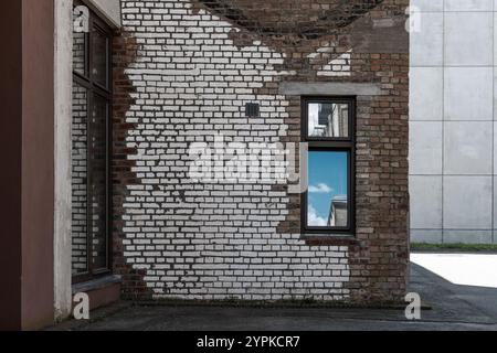 Fenster in der Backsteinmauer eines alten Fabrikgebäudes Stockfoto