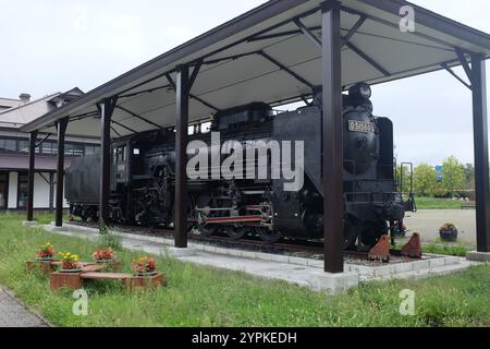 Eine erhaltene Dampflokomotive (SL), D51 560, erbaut 1940 und 1974 ausgemustert, ausgestellt vor dem ehemaligen Bahnhof Muroran in Hokkaido, Japan. Stockfoto