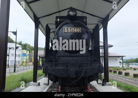 Eine erhaltene Dampflokomotive (SL), D51 560, erbaut 1940 und 1974 ausgemustert, ausgestellt vor dem ehemaligen Bahnhof Muroran in Hokkaido, Japan. Stockfoto