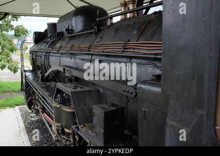 Eine erhaltene Dampflokomotive (SL), D51 560, erbaut 1940 und 1974 ausgemustert, ausgestellt vor dem ehemaligen Bahnhof Muroran in Hokkaido, Japan. Stockfoto