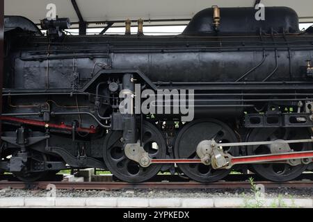 Eine erhaltene Dampflokomotive (SL), D51 560, erbaut 1940 und 1974 ausgemustert, ausgestellt vor dem ehemaligen Bahnhof Muroran in Hokkaido, Japan. Stockfoto