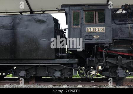 Eine erhaltene Dampflokomotive (SL), D51 560, erbaut 1940 und 1974 ausgemustert, ausgestellt vor dem ehemaligen Bahnhof Muroran in Hokkaido, Japan. Stockfoto