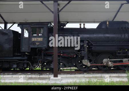 Eine erhaltene Dampflokomotive (SL), D51 560, erbaut 1940 und 1974 ausgemustert, ausgestellt vor dem ehemaligen Bahnhof Muroran in Hokkaido, Japan. Stockfoto