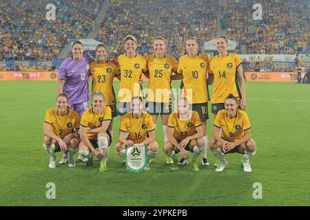 Gold Coast, Australien. Dezember 2024. Robina, Australien, 1. Dezember 2024: Spieler der Matildas stehen vor dem Freundschaftsspiel zwischen Australias CommBank Matildas und brasilianischen Frauen im CBUS Super Stadium, Robina, Australien Matthew Starling (Promediapix/SPP) Credit: SPP Sport Press Photo. /Alamy Live News Stockfoto