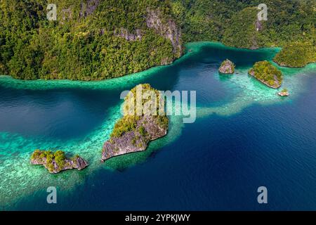 Wunderschöne Lagunen und kleine Inseln im abgelegenen Sombori Archipel auf der Ostseite von sulawesi in indonesien, abgeschiedene tropische Inseln, aus der Luft Stockfoto