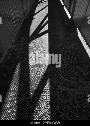 Abstrakte Schatten und Texturen über ein industrielles Laufbahnkonzept Stockfoto