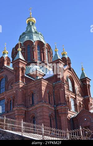 Helsinki-Uspenski-Kathedrale mit blauem Himmel Stockfoto