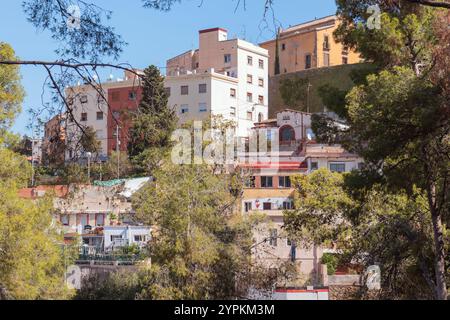 Blick auf die Häuserfassaden in Barcelona (Carrer de Pau Ferran), Katalonien, Spanien. Kopierbereich Stockfoto