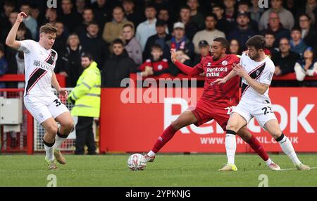 Bradley Ibrahim von Crawley Town und Sean Roughan von Lincoln City während des FA Cup-Spiels in der 2. Runde zwischen Crawley Town und Lincoln City im Broadfield Stadium in Crawley. Stockfoto