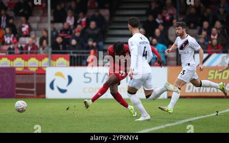 Tola Showunmi von Crawley Town erzielte 2-0 Punkte beim Spiel der 2. Runde des FA Cup zwischen Crawley Town und Lincoln City im Broadfield Stadium in Crawley. Stockfoto