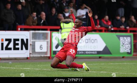 Tola Showunmi von Crawley Town feiert 2-0 Punkte beim Spiel der 2. Runde des FA Cup zwischen Crawley Town und Lincoln City im Broadfield Stadium in Crawley. Stockfoto