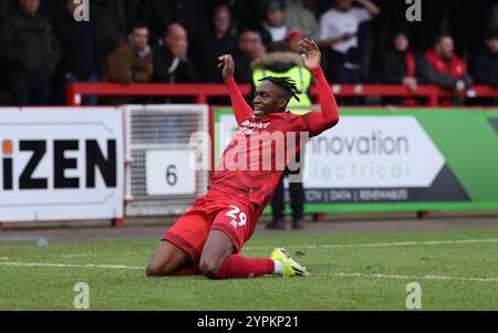 Tola Showunmi von Crawley Town feiert 2-0 Punkte beim Spiel der 2. Runde des FA Cup zwischen Crawley Town und Lincoln City im Broadfield Stadium in Crawley. Stockfoto