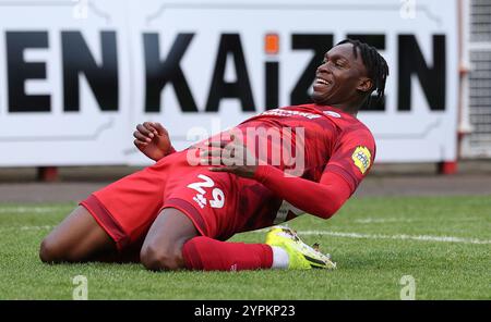 Tola Showunmi von Crawley Town feiert 2-0 Punkte beim Spiel der 2. Runde des FA Cup zwischen Crawley Town und Lincoln City im Broadfield Stadium in Crawley. Stockfoto