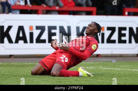 Tola Showunmi von Crawley Town feiert 2-0 Punkte beim Spiel der 2. Runde des FA Cup zwischen Crawley Town und Lincoln City im Broadfield Stadium in Crawley. Stockfoto