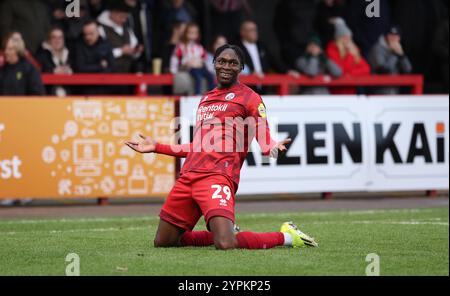 Tola Showunmi von Crawley Town feiert 2-0 Punkte beim Spiel der 2. Runde des FA Cup zwischen Crawley Town und Lincoln City im Broadfield Stadium in Crawley. Stockfoto