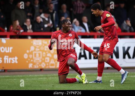 Crawley Town's Tola Showunmi feiert 2-0 Punkte mit Crawley Town Tyreece John-Jules beim Spiel der 2. Runde des FA Cup zwischen Crawley Town und Lincoln City im Broadfield Stadium in Crawley. Stockfoto