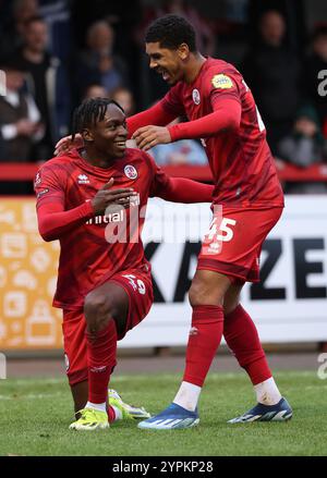 Crawley Town's Tola Showunmi feiert 2-0 Punkte mit Crawley Town Tyreece John-Jules beim Spiel der 2. Runde des FA Cup zwischen Crawley Town und Lincoln City im Broadfield Stadium in Crawley. Stockfoto