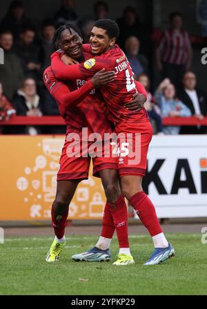 Crawley Town's Tola Showunmi feiert 2-0 Punkte mit Crawley Town Tyreece John-Jules beim Spiel der 2. Runde des FA Cup zwischen Crawley Town und Lincoln City im Broadfield Stadium in Crawley. Stockfoto