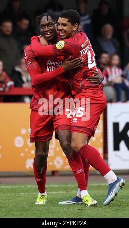 Crawley Town's Tola Showunmi feiert 2-0 Punkte mit Crawley Town Tyreece John-Jules beim Spiel der 2. Runde des FA Cup zwischen Crawley Town und Lincoln City im Broadfield Stadium in Crawley. Stockfoto