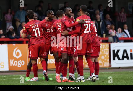 Tola Showunmi (3. L) von Crawley Town feiert 2-0 Punkte beim Spiel der 2. Runde des FA Cup zwischen Crawley Town und Lincoln City im Broadfield Stadium in Crawley. Stockfoto